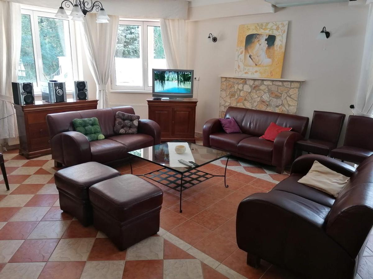 Staff Guest House Ньиредьхаза Экстерьер фото