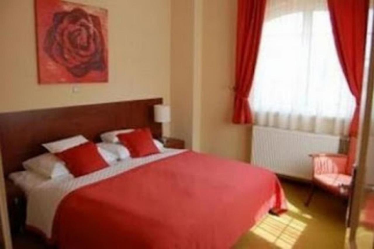 Staff Guest House Ньиредьхаза Экстерьер фото